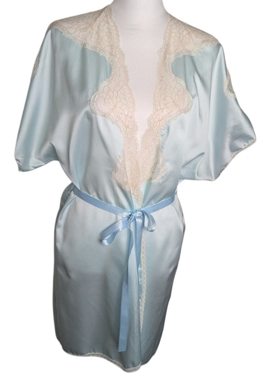 Vintage Victoria's Secret robe SZ S USA bust to 44 Length34"Shown on sz 6 manneq